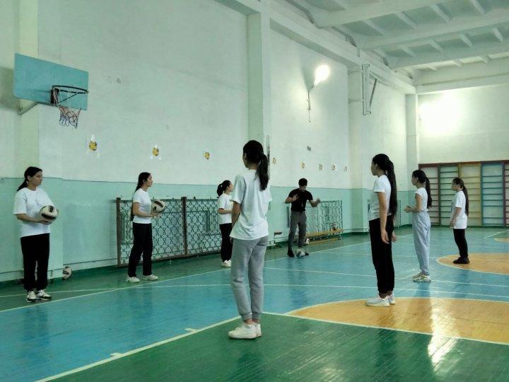 Дене шынықтыру пәнінің жас маманы Қасымхан Ырыстың кеше "Үздік педагог-2022" байқауына өткен ашық сабағы