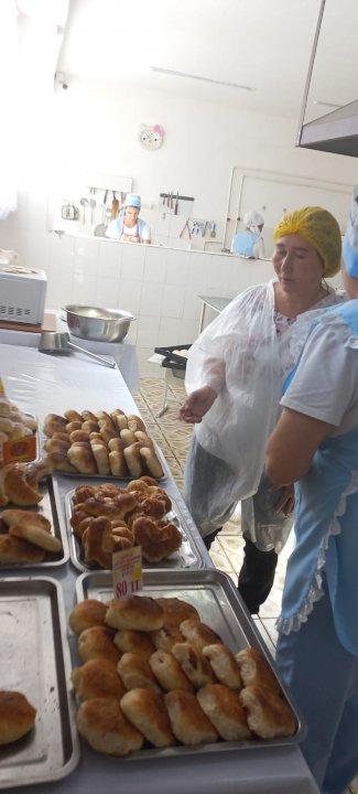 Ата-аналар комитетінің төрайымы Сариева Г.Б ханым асхананың тазалығын,тамақтың сапасын тексеріп,асхана жұмысын тексеріп шықты.